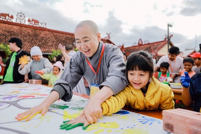 Ban Tổ chức cũng mang yêu thương đến các em học sinh đồng bào sinh sống gần chùa Di Đà - nơi diễn ra khóa tu
