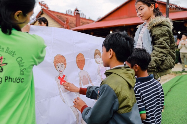 Các em nhỏ được các tình nguyện viên hướng dẫn kỹ năng bảo vệ cơ thể