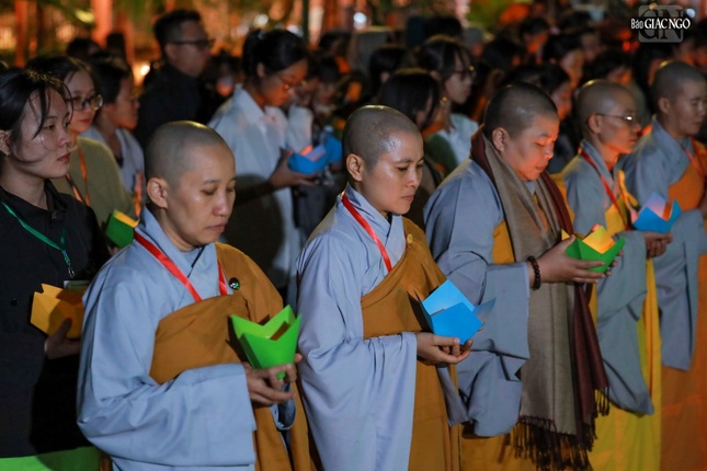 Chư Ni Ban Tổ chức đã cùng các bạn trẻ phát nguyện