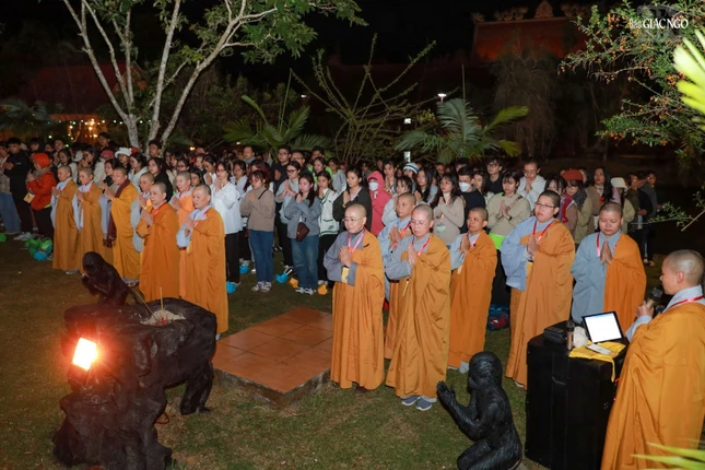 Để các bạn trẻ có thể kết nối với nhau nhiều hơn, Ni sư Thích nữ Huệ Dâng đã tổ chức đêm thắp nến cầu nguyện