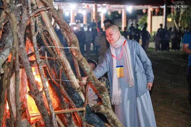 Giây phút lửa trại được các bạn trông chờ