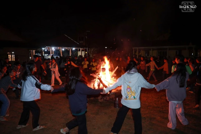 Vui chơi cùng nhau dưới ánh lửa hồng, nhân rộng hơi ấm tình thân