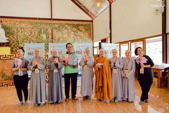 Tình nguyện viên nhận quà từ Ban Tổ chức