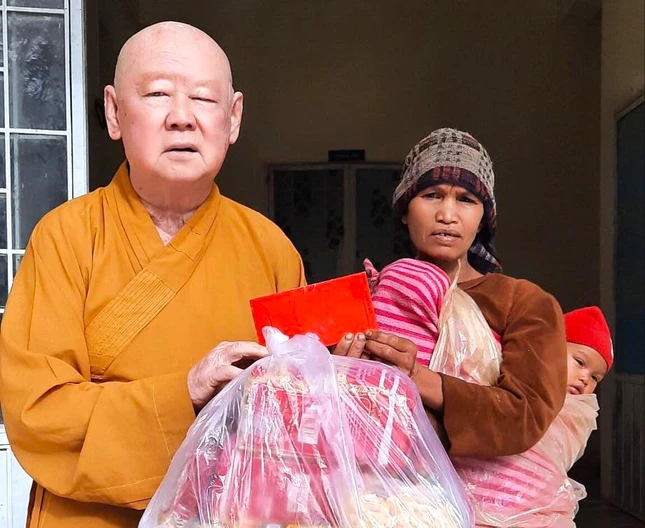 Những hộ gia đình khó khăn, đông con luôn được chùa Liên Hoa ưu tiên tặng quà Tết. Ảnh: Minh Lương