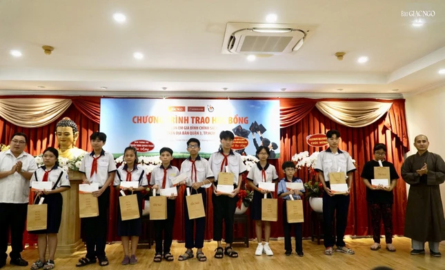 Niềm vui của các em khi nhận được quà từ toàn soạn Báo Giác Ngộ và học bổng do ngân hàng Agribank tài trợ