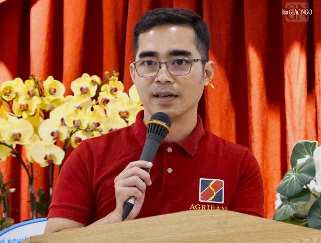 Đại diện Ngân hàng Agribank bày tỏ niềm vinh dự khi được đồng hành cùng Báo Giác Ngộ trao học bổng đến các em học sinh