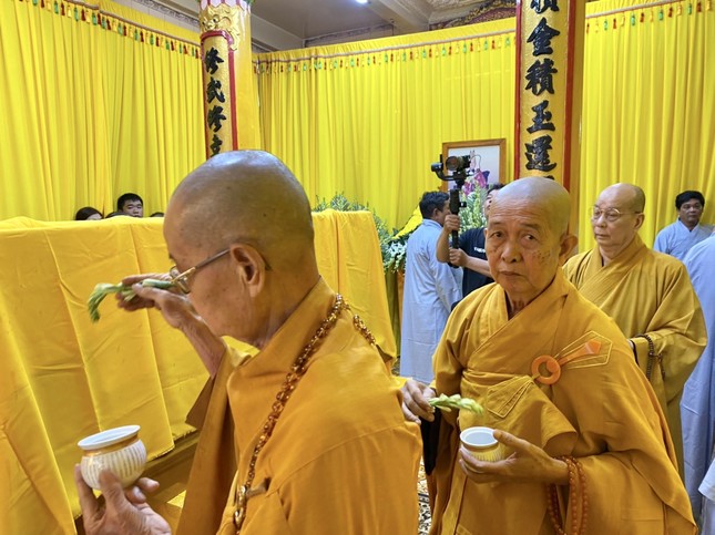 Chư tôn đức cử hành nghi thức sái tịnh