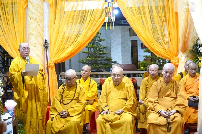 Thượng tọa Thích Đạt Đức cung tuyên tiểu sử Trưởng lão Hòa thượng Thích Thiện Thạnh