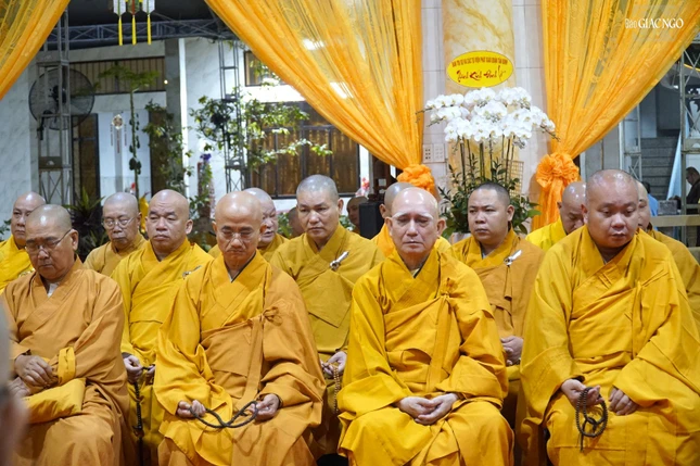 Chư tôn đức lãnh đạo Ban Trị sự GHPGVN TP.HCM hộ niệm