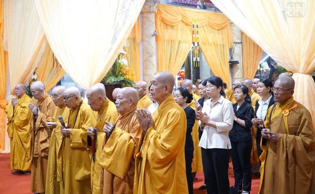 Chư vị giáo phẩm Hội đồng Chứng minh GHPGVN, lãnh đạo chính quyền các cấp dâng hương tưởng niệm