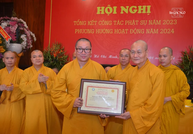20 thành viên có thành tích xuất sắc của Ban Văn hóa T.Ư được nhận Bằng tuyên dương công đức