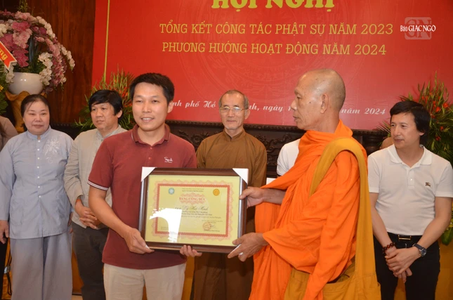 Niềm hạnh phúc của cư sĩ Phật tử - thành viên Ban Văn hóa T.Ư đón nhận Bằng tuyên dương công đức