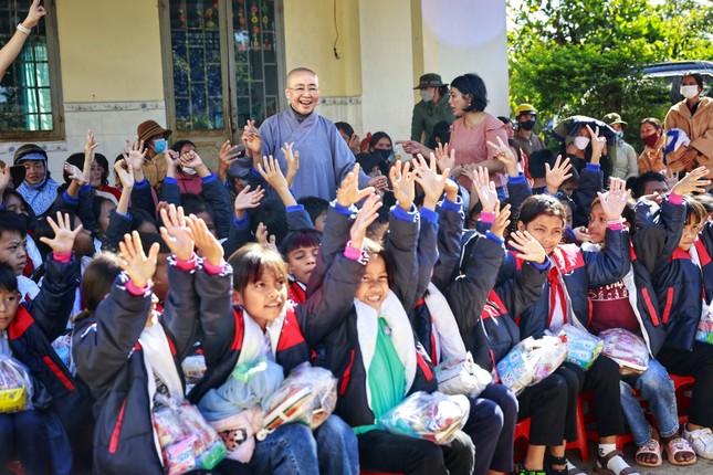 Nụ cười hạnh phúc của các em học sinh khi có trường mới, áo mới. Xuân về thêm ấm