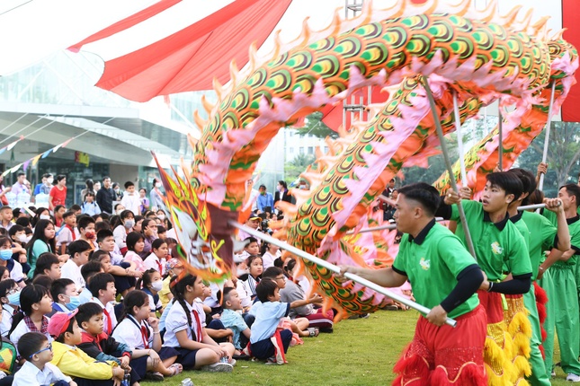 Trước khi nhận quà, các em thiếu nhi được xem nhiều tiết mục văn nghệ, thi tìm đáp án bài hát và được xem múa lân thỏa thích Trước khi nhận quà, các em thiếu nhi được xem nhiều tiết mục văn nghệ, thi tìm đáp án bài hát và được xem múa lân thỏa thích