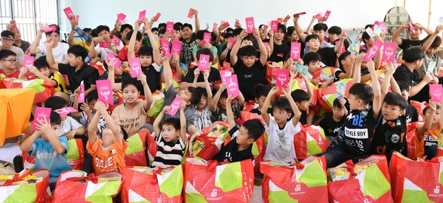 Xuân về thêm ấm Xuân về thêm ấm