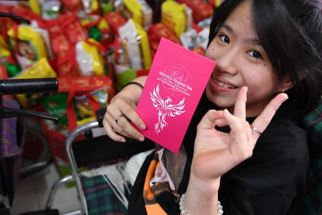 Niềm vui bất ngờ của em khi nhận được những phong lì xì tươi thắm Niềm vui bất ngờ của em khi nhận được những phong lì xì tươi thắm