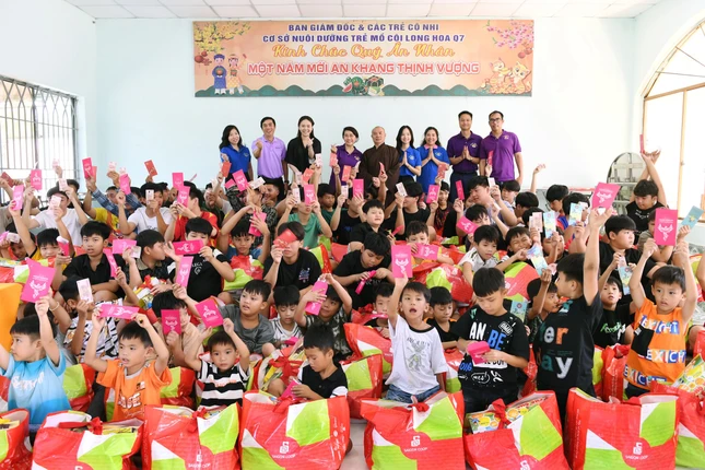 Ban Tổ chức thăm và tặng quà đến các em đang sinh hoạt tại chùa Long Hoa (Q.7) vào sáng 28-1 Ban Tổ chức thăm và tặng quà đến các em đang sinh hoạt tại chùa Long Hoa (Q.7) vào sáng 28-1