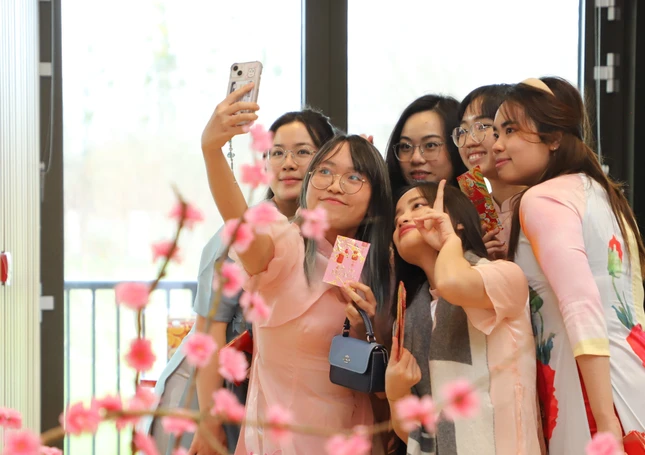 Các bạn trẻ vui mừng khi nhận được bao lì xì may mắn đầu năm. Và cũng có vị khách mời chia sẻ trong niềm hân hoan rằng: “Được nhận tiền lì xì sớm giữa ngôi trường danh giá hàng đầu thế giới nên ai cũng phấn khởi”