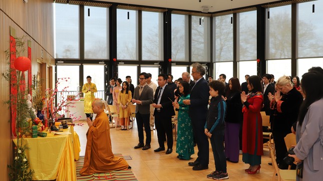 Nghi thức lễ Phật và Tổ tiên, cầu an năm mới đã chạm đến sâu thẳm trái tim của những người dự lễ. Đại diện dâng hương gồm Giáo sư Saad Jbabdi cùng con trai, bà Đào Thị Hồng, ông Nguyễn Trung Kiên và anh Nguyễn Đức An