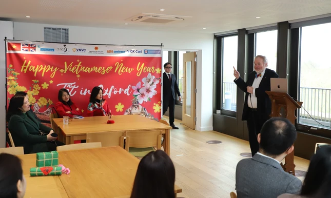 Giáo sư Malcolm McCulloch, chuyên ngành năng lượng tại khoa Khoa học Kỹ thuật, Đại học Oxford phát biểu trong phiên hội thảo “Net Zero” (“Không phát thải ròng”), trong khuôn khổ chương trình Tết Oxford 2024. VOX hy vọng sẽ là một liên kế nhỏ giữa Đại học Oxford và Đại sứ quán Việt nam tại Anh quốc, cũng như các viện nghiên cứu tại Việt Nam.