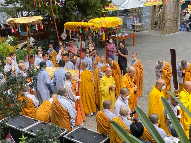 Cung thỉnh nhục thân Ni trưởng Thích nữ Như Chơn nhập kim quan