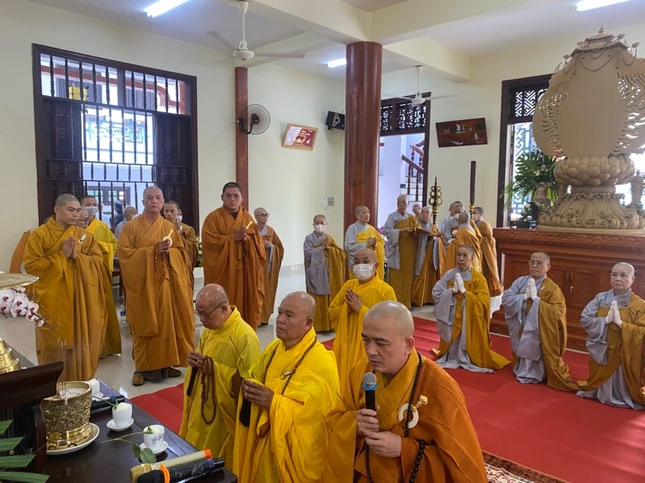 Chư tôn đức niêm hương bạch Phật