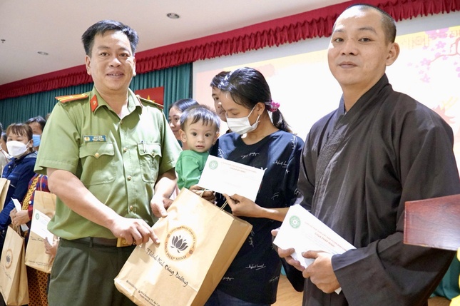 Mỗi phần quà trao đến bệnh nhân ngoài phong lì xì 300 ngàn đồng, còn có bánh tét, sữa và bánh ngọt