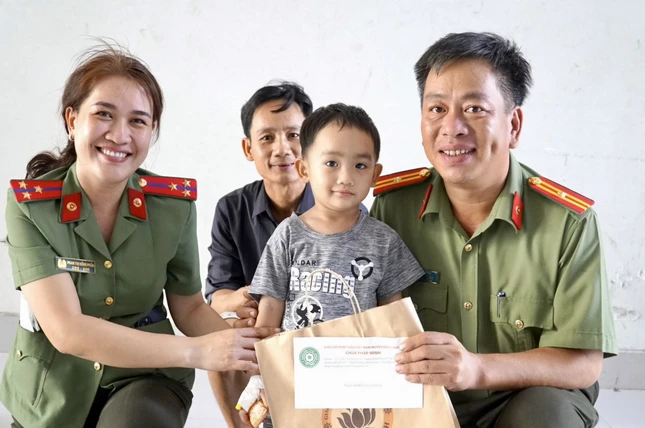 Thiếu tá Đỗ Kỳ Nam, Chủ tịch Công đoàn Công an H.Bình Chánh bày tỏ: "Việc tổ chức các hoạt động an sinh xã hội, chăm lo, động viên các bệnh nhân trong dịp Tết đến xuân về là hành động nhân văn, thiết thực và nhiều ý nghĩa, vì tất cả đều hướng đến tinh thần chung vì nhân dân phục vụ”