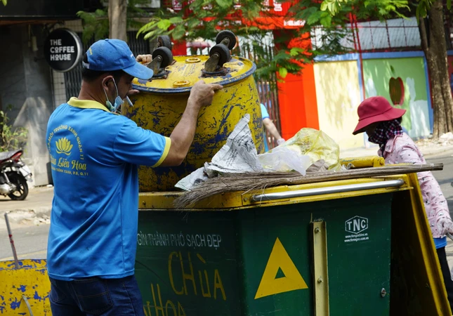 Lần lượt từng xe rác được thu dọn