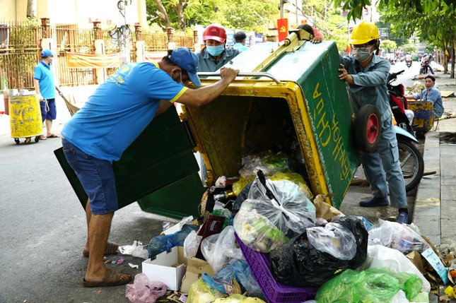 Nhiều anh chị em thành viên đội công nhân vệ sinh công ích vui mừng khi được Câu lạc bộ Hành Trình Xanh chùa Liên Hoa hỗ trợ vệ sinh đường phố trong buổi chiều cuối năm Quý Mão Nhiều anh chị em thành viên đội công nhân vệ sinh công ích vui mừng khi được Câu lạc bộ Hành Trình Xanh chùa Liên Hoa hỗ trợ vệ sinh đường phố trong buổi chiều cuối năm Quý Mão