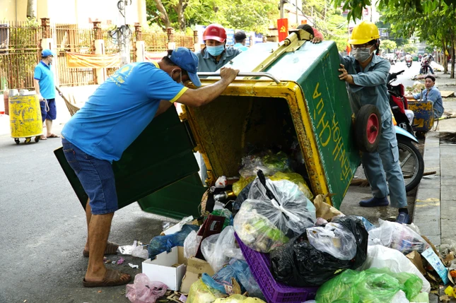 Nhiều anh chị em thành viên đội công nhân vệ sinh công ích vui mừng khi được Câu lạc bộ Hành Trình Xanh chùa Liên Hoa hỗ trợ vệ sinh đường phố trong buổi chiều cuối năm Quý Mão