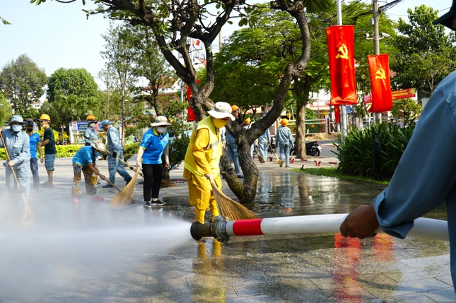 Sau khi vệ sinh sạch rác, Câu lạc bộ Hành Trình Xanh chùa Liên Hoa quét sạch cát, bụi trên nền gạch