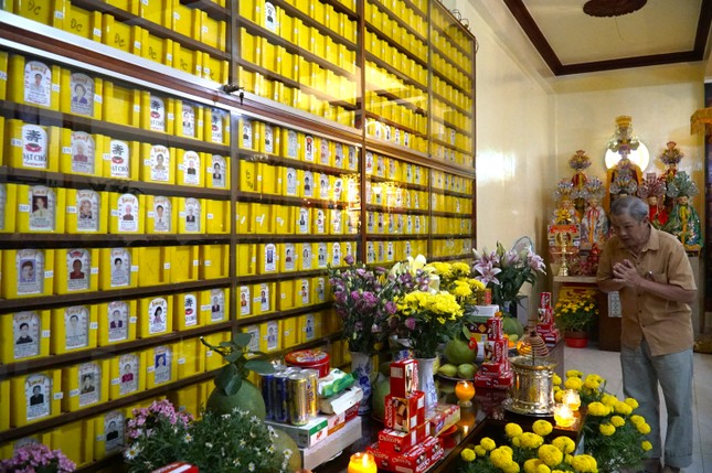 Chú Đồng có mặt tại chùa Phổ Minh (Q.5) trong thời khắc giao thừa Giáp Thìn, thăm từng người thân đã mất của mình. Chú di chuyển từ lầu 1 đến lầu 2 để thăm từng người thân và xúc động khi đứng trước từng bài vị ghi tên người nhà đã quá cố Chú Đồng có mặt tại chùa Phổ Minh (Q.5) trong thời khắc giao thừa Giáp Thìn, thăm từng người thân đã mất của mình. Chú di chuyển từ lầu 1 đến lầu 2 để thăm từng người thân và xúc động khi đứng trước từng bài vị ghi tên người nhà đã quá cố