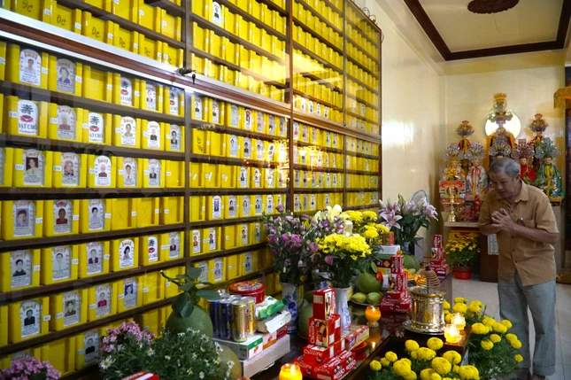 Chú Đồng có mặt tại chùa Phổ Minh (Q.5) trong thời khắc giao thừa Giáp Thìn, thăm từng người thân đã mất của mình. Chú di chuyển từ lầu 1 đến lầu 2 để thăm từng người thân và xúc động khi đứng trước từng bài vị ghi tên người nhà đã quá cố Chú Đồng có mặt tại chùa Phổ Minh (Q.5) trong thời khắc giao thừa Giáp Thìn, thăm từng người thân đã mất của mình. Chú di chuyển từ lầu 1 đến lầu 2 để thăm từng người thân và xúc động khi đứng trước từng bài vị ghi tên người nhà đã quá cố