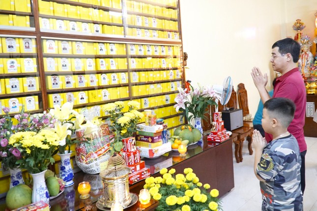 Em thơ cùng ba về chùa trong đêm giao thừa, thăm người thân và lễ Phật cầu an đầu năm Em thơ cùng ba về chùa trong đêm giao thừa, thăm người thân và lễ Phật cầu an đầu năm