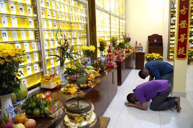 Lòng thành kính và cả những nỗi nhớ thương được con, cháu hướng về người thân đã khuất Lòng thành kính và cả những nỗi nhớ thương được con, cháu hướng về người thân đã khuất