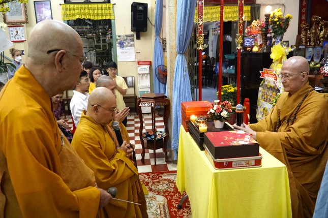 Chư Tăng chùa Thiên Tôn dâng lời khánh tuế lên Hòa thượng Thích Chơn Không, trụ trì chùa