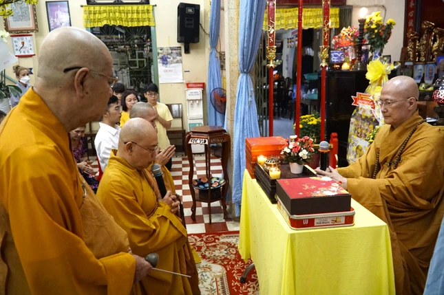 Chư Tăng chùa Thiên Tôn dâng lời khánh tuế lên Hòa thượng Thích Chơn Không, trụ trì chùa