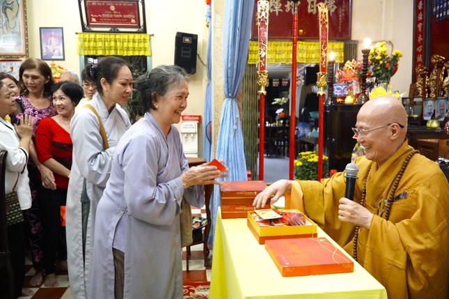 Hòa thượng Thích Chơn Không trực tiếp trao lì xì đến các Phật tử trong đêm giao thừa. Với nhiều Phật tử, đây là niềm hỷ lạc trong ngày đầu năm mới