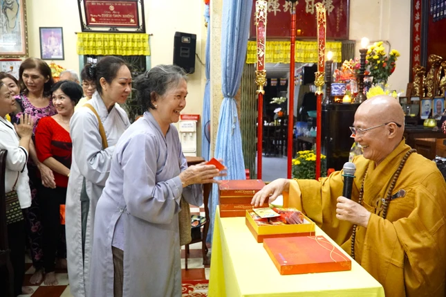 Hòa thượng Thích Chơn Không trực tiếp trao lì xì đến các Phật tử trong đêm giao thừa. Với nhiều Phật tử, đây là niềm hỷ lạc trong ngày đầu năm mới