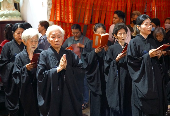 Mọi người cầu nguyện bình an và điều tốt lành đến trong năm mới