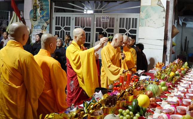 Thượng tọa Thích Truyền Cường, Trưởng ban Trị sự Phật giáo Q.5, trụ trì chùa Vạn Phật cử hành nghi lễ rước chư thiên