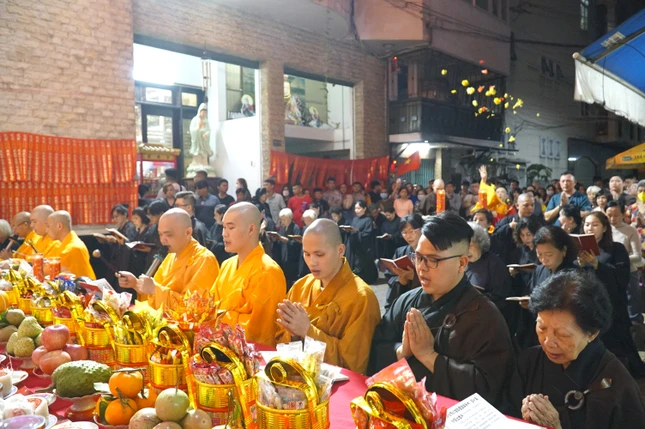 Hàng ngàn Phật tử và người dân tham dự nghi lễ này