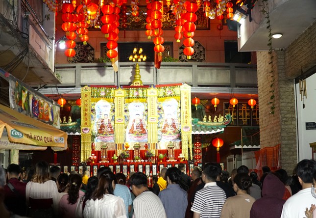 Chùa Vạn Phật lúc 2 giờ sáng ngày mùng 1 Tết. Dòng người tấp nập về chùa lễ Phật, cầu an