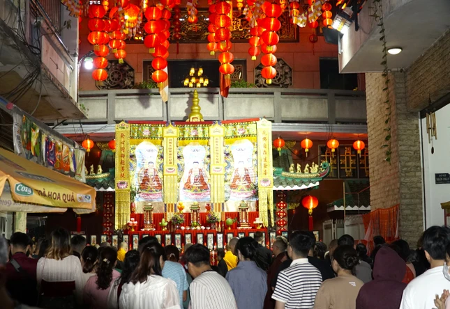 Chùa Vạn Phật lúc 2 giờ sáng ngày mùng 1 Tết. Dòng người tấp nập về chùa lễ Phật, cầu an