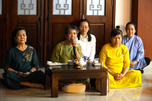 Phật tử chia sẻ về câu chuyện tu học của mình đến đại chúng Phật tử chia sẻ về câu chuyện tu học của mình đến đại chúng