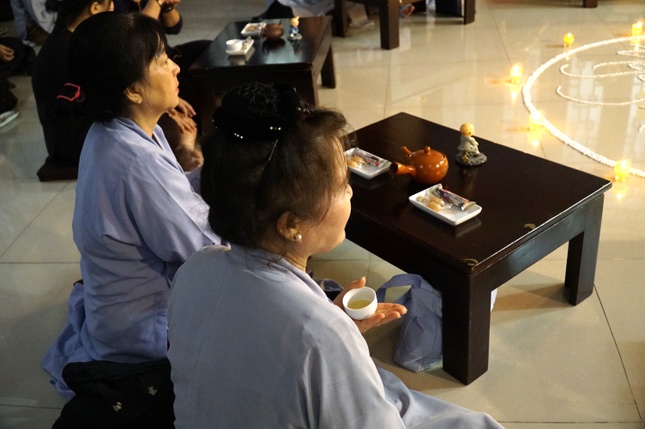 Dùng trà trong không gian thanh tịnh và thắm tình đạo vị Dùng trà trong không gian thanh tịnh và thắm tình đạo vị