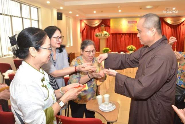 Phật tử hoan hỷ khi được nhận lộc từ Thượng tọa Tổng Biên tập
