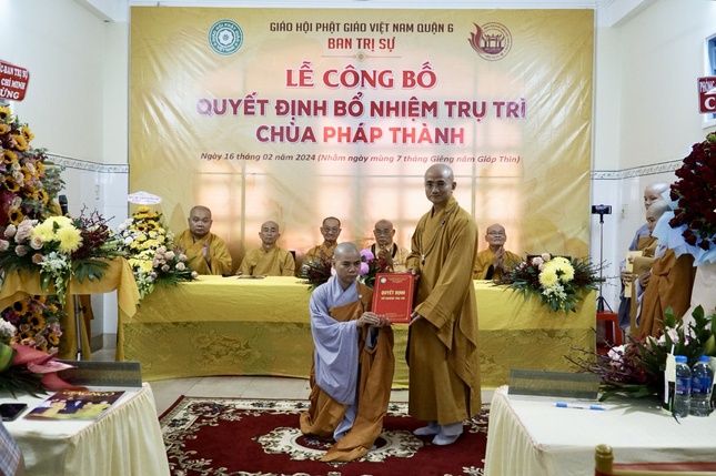 Sư cô Thích nữ Vạn Hữu đón nhận quyết định bổ nhiệm trụ trì từ lãnh đạo GHPGVN TP.HCM Sư cô Thích nữ Vạn Hữu đón nhận quyết định bổ nhiệm trụ trì từ lãnh đạo GHPGVN TP.HCM