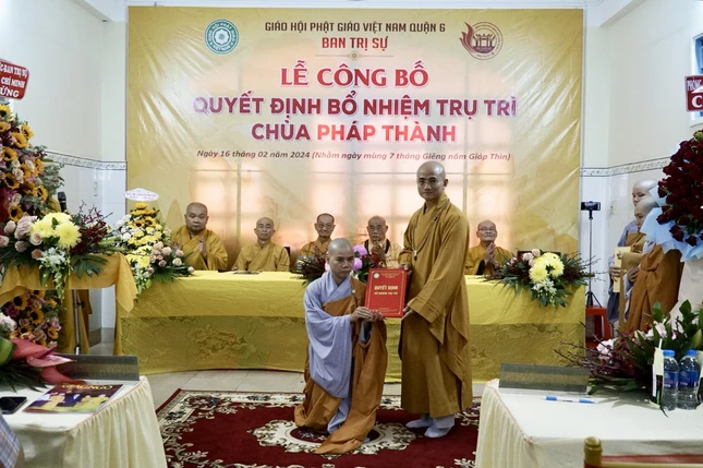 Sư cô Thích nữ Vạn Hữu đón nhận quyết định bổ nhiệm trụ trì từ lãnh đạo GHPGVN TP.HCM Sư cô Thích nữ Vạn Hữu đón nhận quyết định bổ nhiệm trụ trì từ lãnh đạo GHPGVN TP.HCM